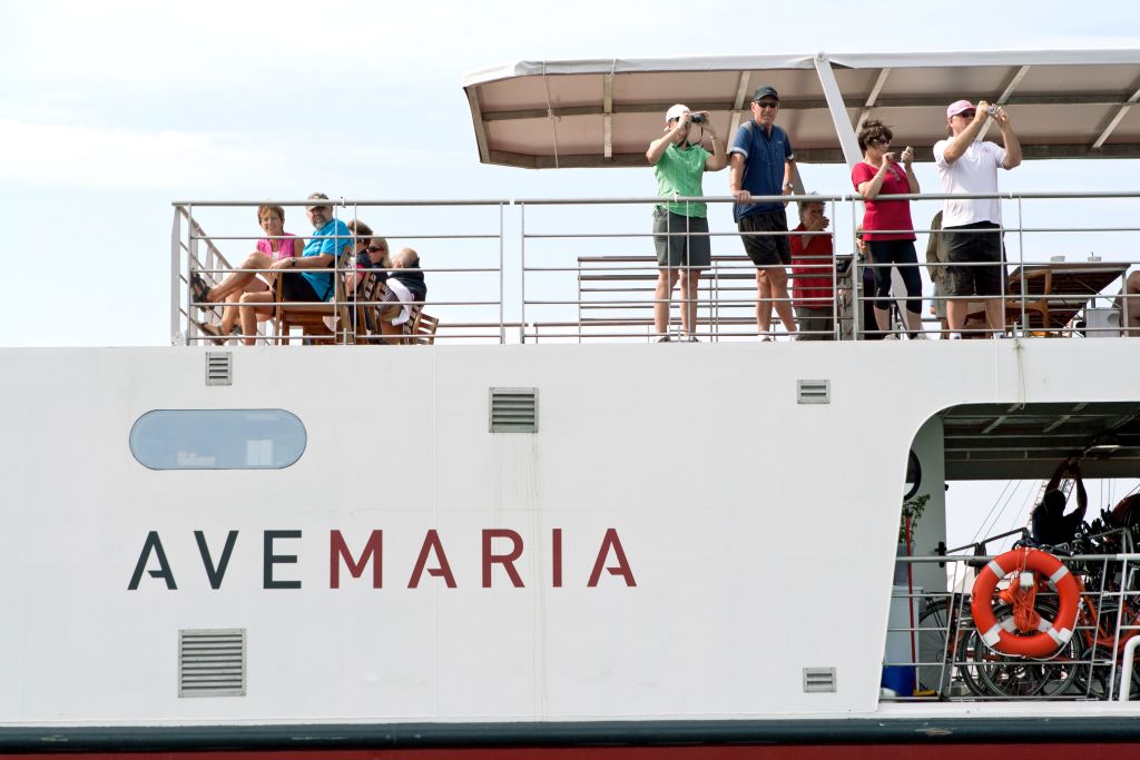 Touristen auf der Außenbrücke der "Ave Maria“