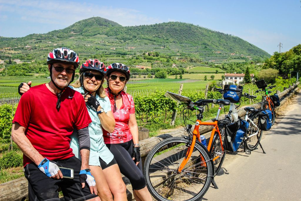 Eine Gruppe von Radfahrern macht eine Pause auf dem Radweg der Euganeischen Hügel, Radurlaub "Girolibero"