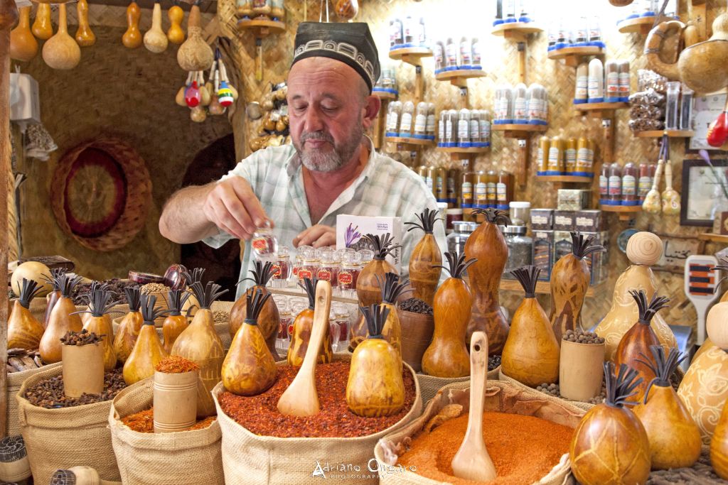 Venditore di spezie nel bazar centrale di Bukhara, Uzbekistan