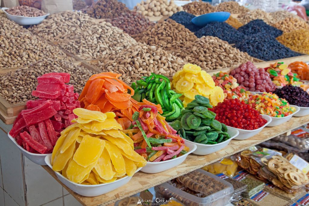 Frutta secca e candita colorata al in un bazaar di Samarcanda, Uzbekistan