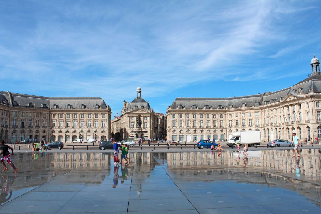 Piazza della Borsa con il Miroir d'eau che riflette gli edifici storici, Bordeaux, Francia
