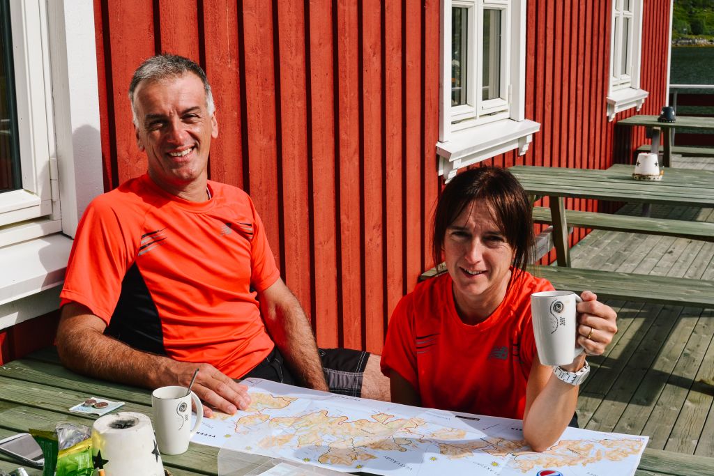 Due persone che consultano una mappa durante una pausa in un rifugio in Norvegia.