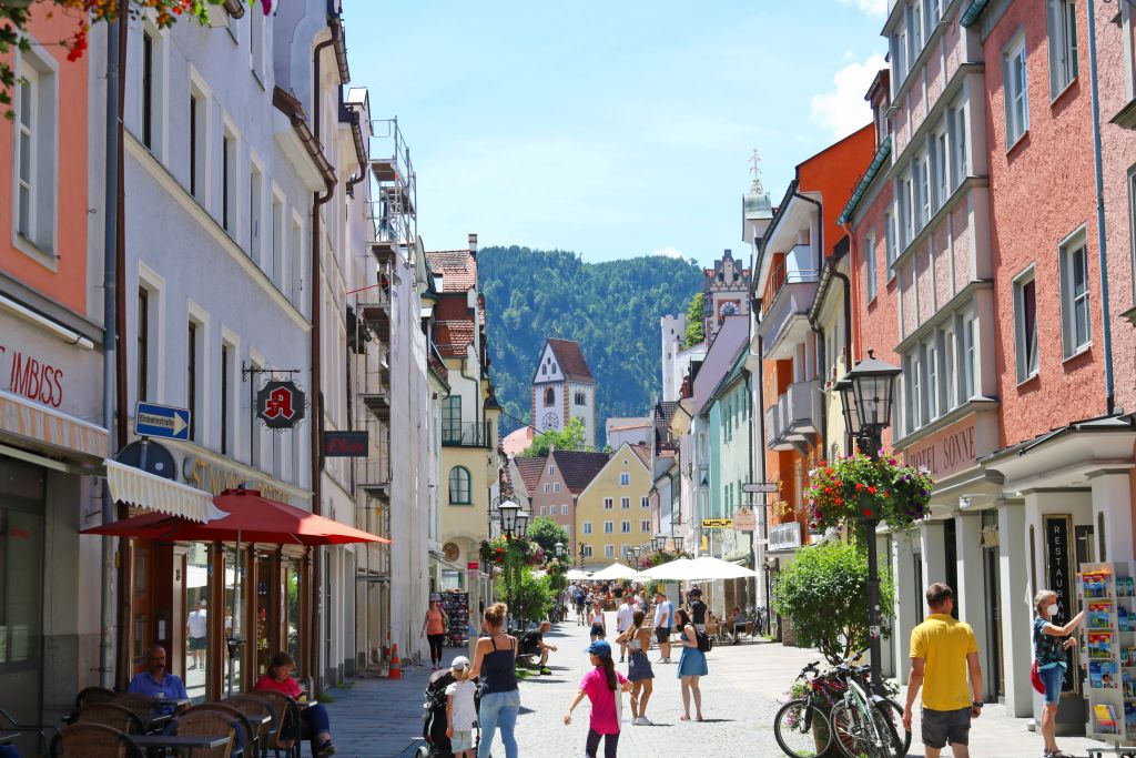 Strada pedonale con negozi e turisti in un centro storico del Tirolo, Austria