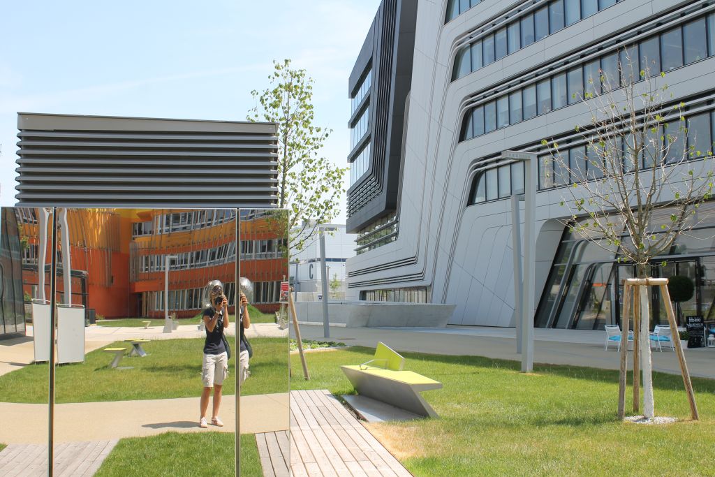 Giardino verde tra edifici di architettura moderna