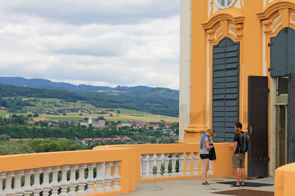 Turisti in visita a un edificio storico con panorama collinare, Ungheria
