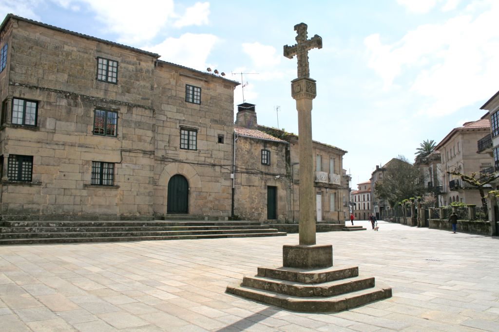 Croce storica in una piazza di un villaggio lungo il Cammino di Santiago, Spagna