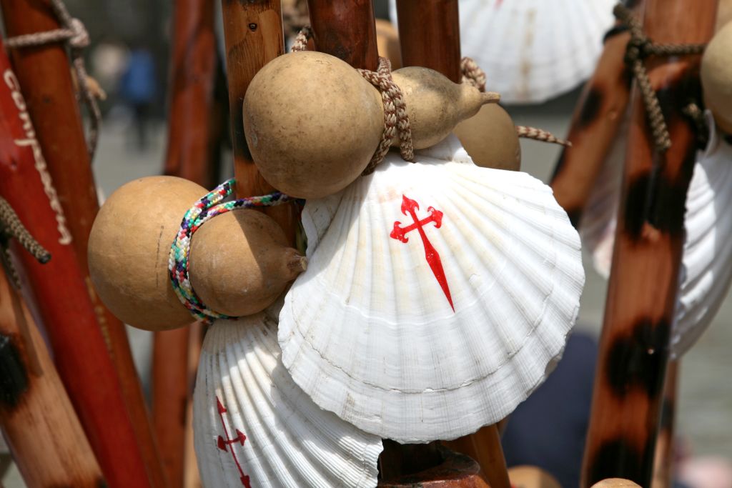 Bastoni con conchiglia e il simbolo rosso del Cammino di Santiago