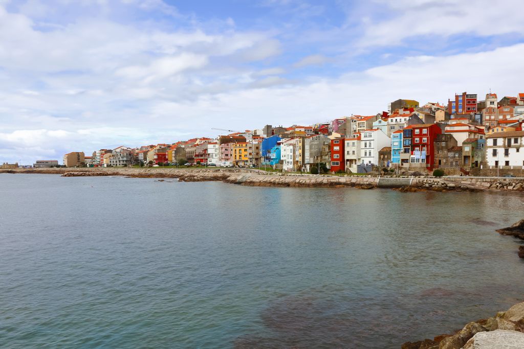 Villaggio costiero con case colorate lungo il Cammino di Santiago, Spagna