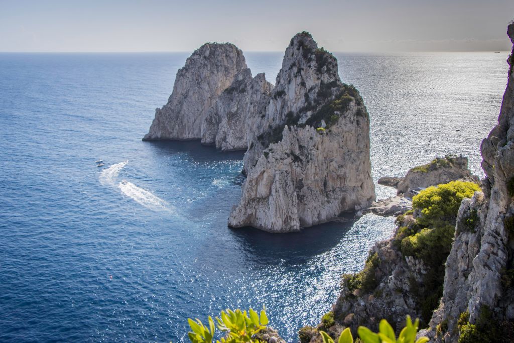 Vista panoramica dei Faraglioni di Capri dal mare, trekking in gruppo con "Girolibero"