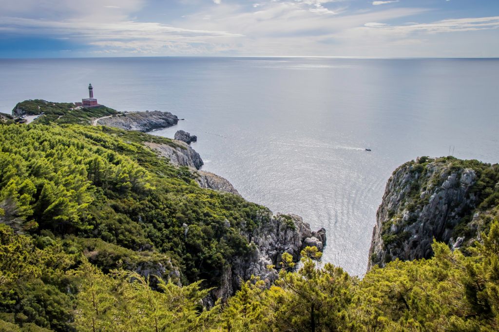 Il faro di Punta Carena sulla costa di Capri con vista sul mare aperto, Italia.