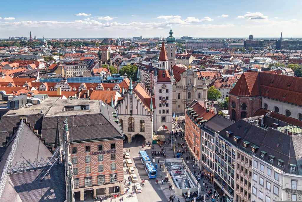Veduta aerea del centro storico di Monaco di Baviera, Germania, con edifici e chiese medievali.