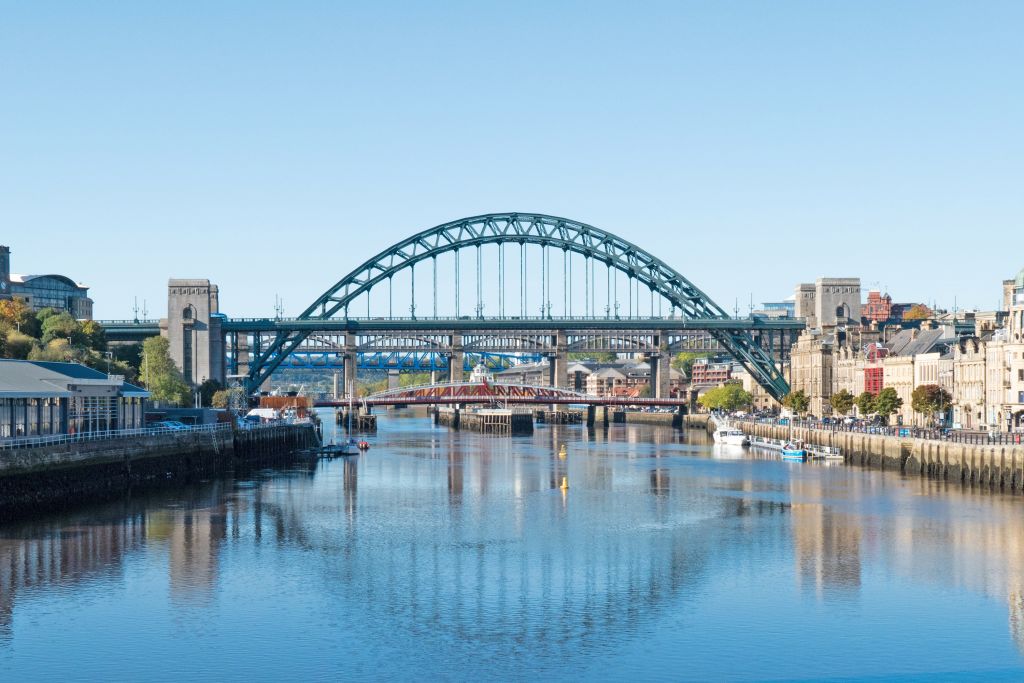 Ponte moderno ad arco sopra un fiume vicino al percorso del Vallo di Adriano.