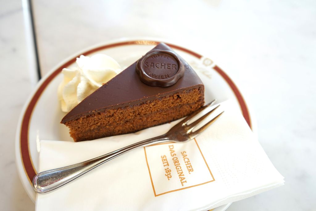 Fetta di Sachertorte, tipico dolce austriaco, servito in una caffetteria lungo il Danubio.