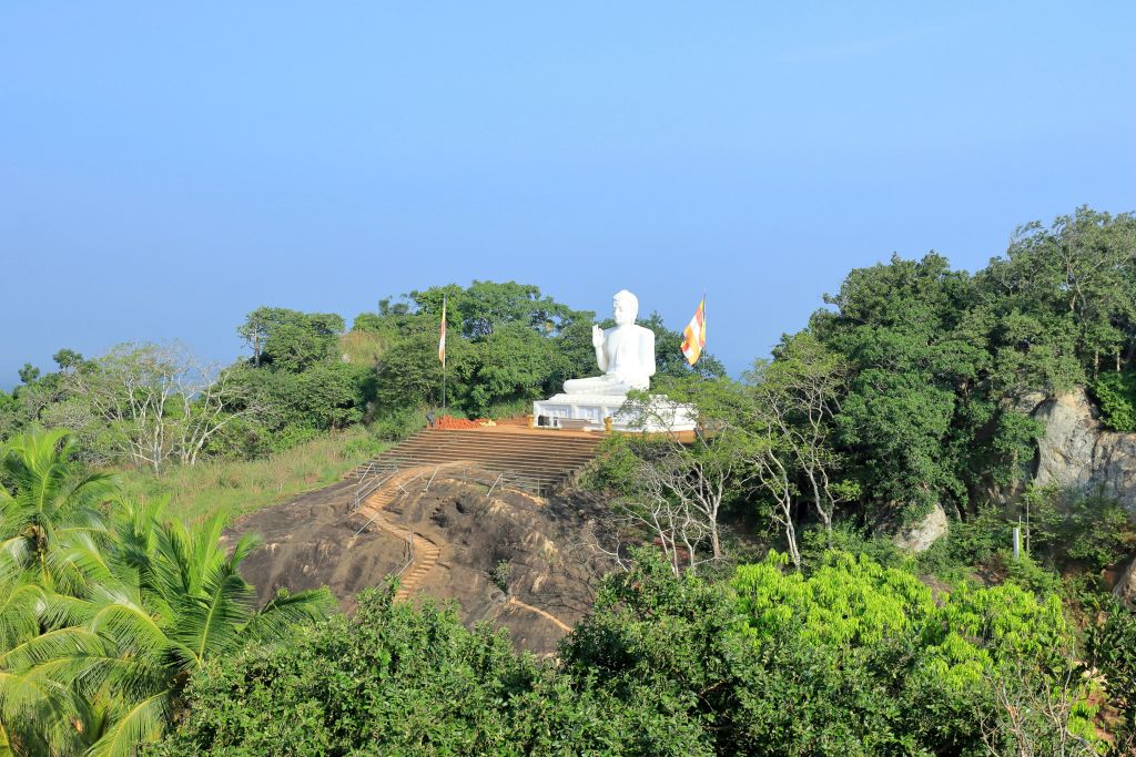 Tempio bianco su una collina circondato da vegetazione, Sri Lanka