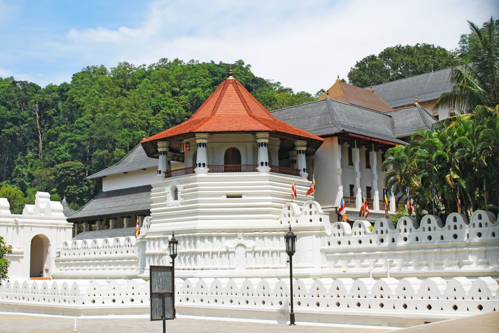 Tempio con tetto rosso e dettagli architettonici tradizionali.