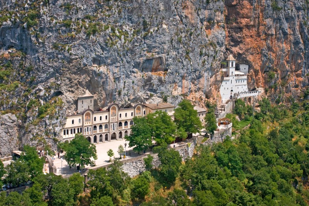 Monastero incastonato in una montagna rocciosa, Montenegro
