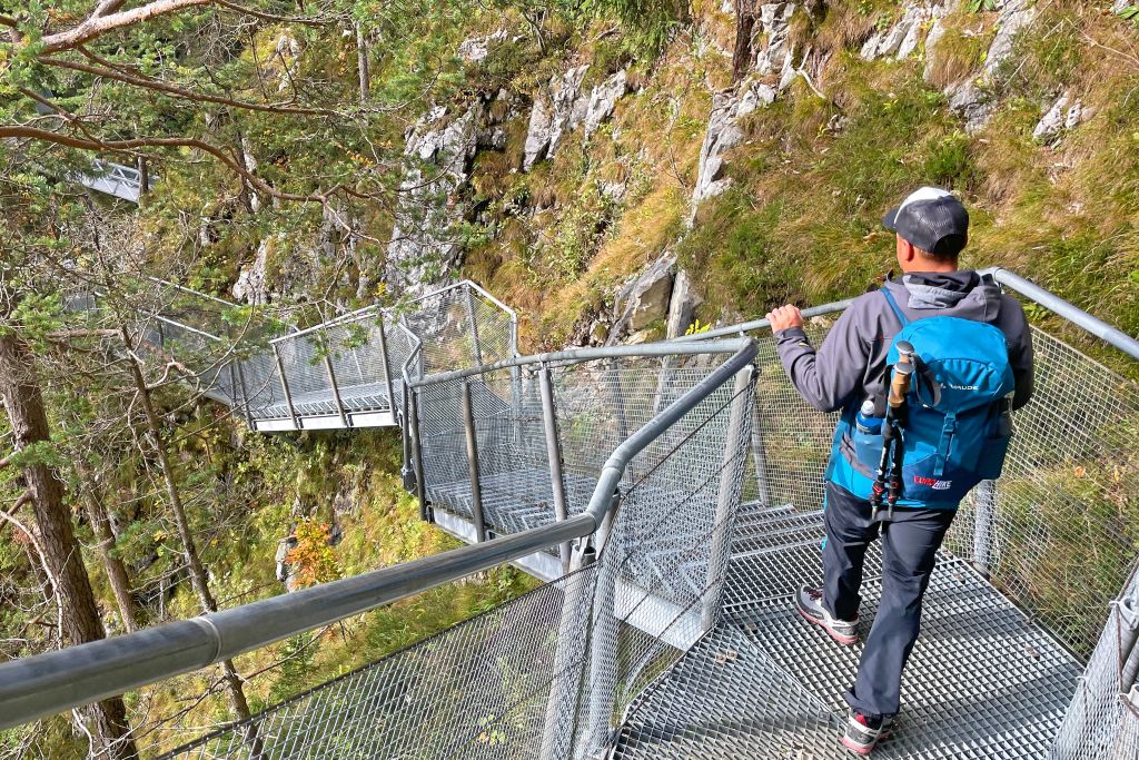 Escursionista su un ponte in una gola montana nei pressi dello Zugspitze.