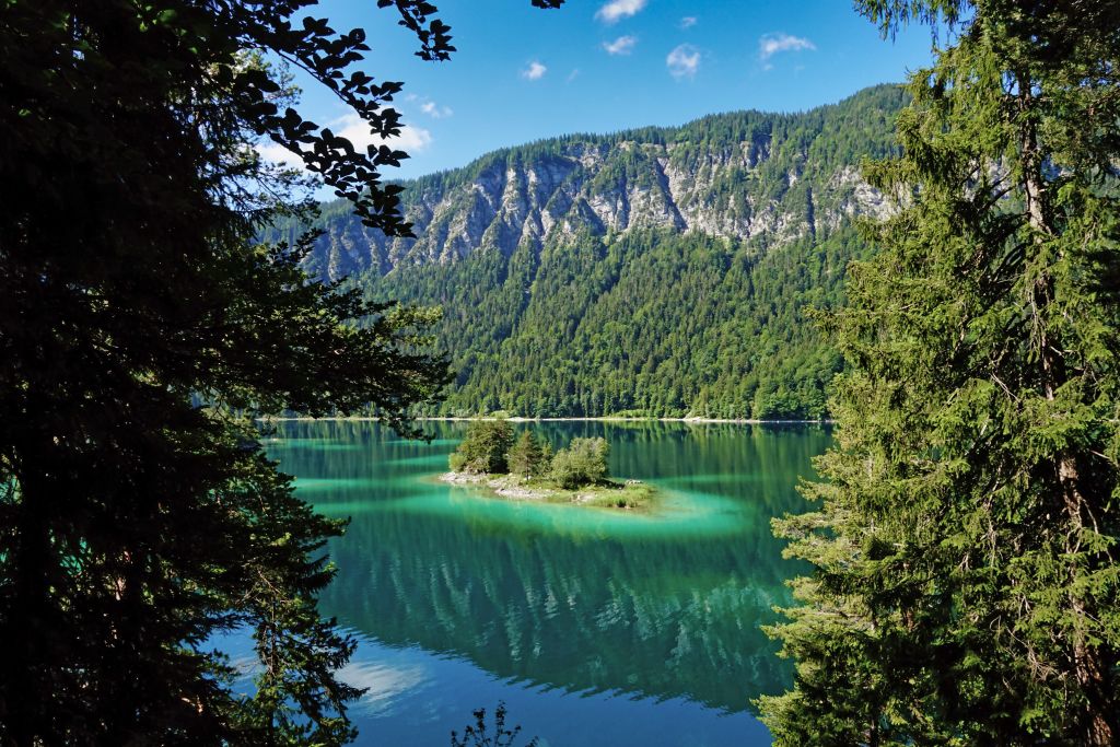 Lago alpino con acque cristalline tra i boschi, vicino allo Zugspitze, Baviera.