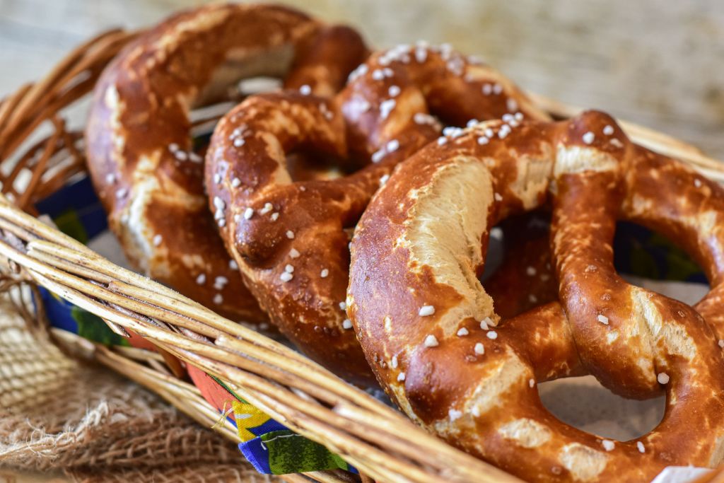 Pretzel bavarese su un tavolo all'aperto, tipico snack della regione.