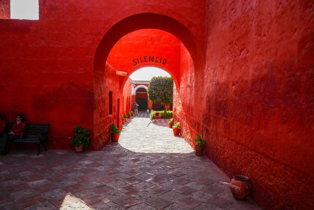 Corridoio rosso dell'antico Monastero di Santa Catalina ad Arequipa, Perù.
