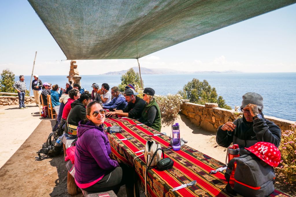 Momento di pausa con turisti seduti al tavolo, viaggio in Perù.