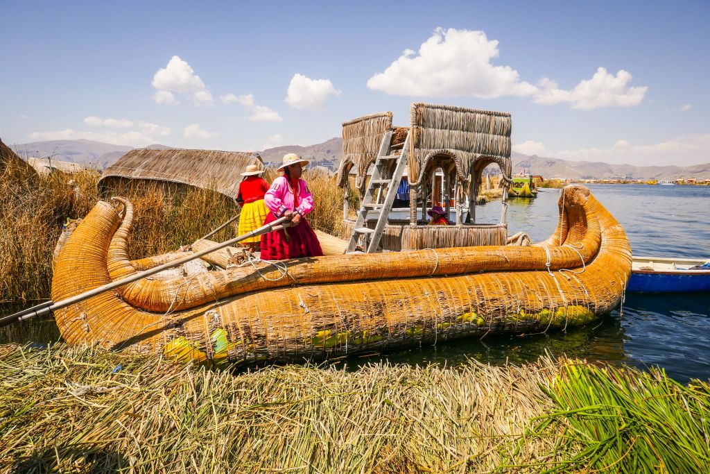 Locali su una barca tradizionale di canne sul Lago Titicaca in Perù.