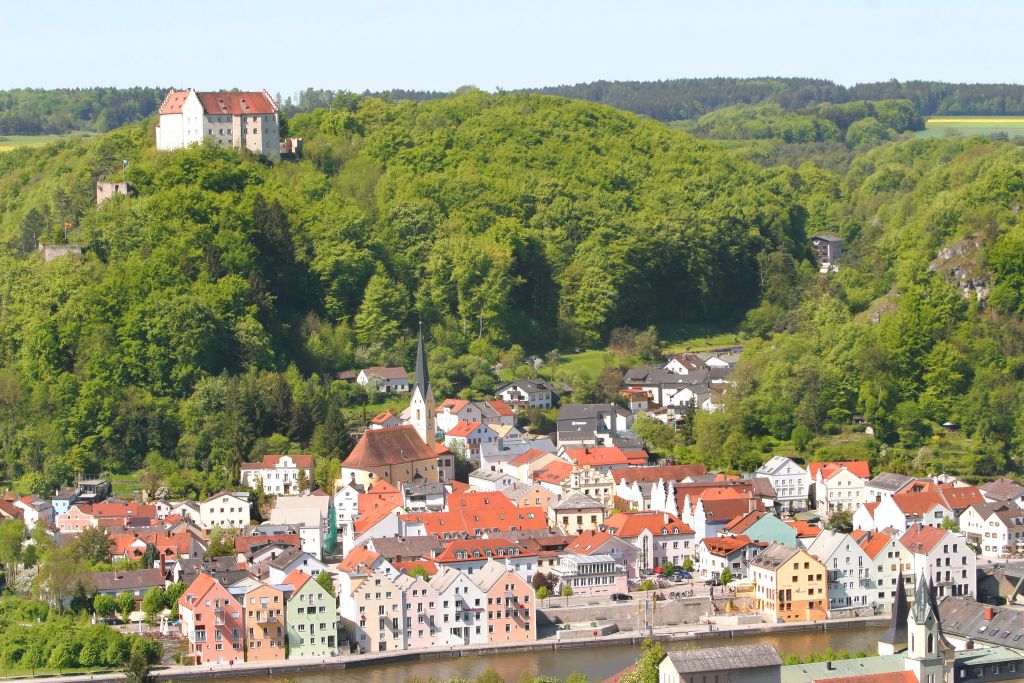 Veduta panoramica della città di Essing, con case tradizionali e il fiume Altmühl.