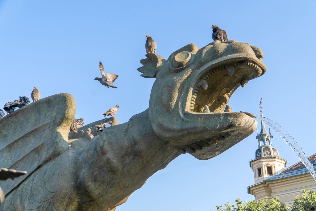 Fontana del Drago di Klagenfurt, simbolo della città vicino al lago Wörthersee, Carinzia.