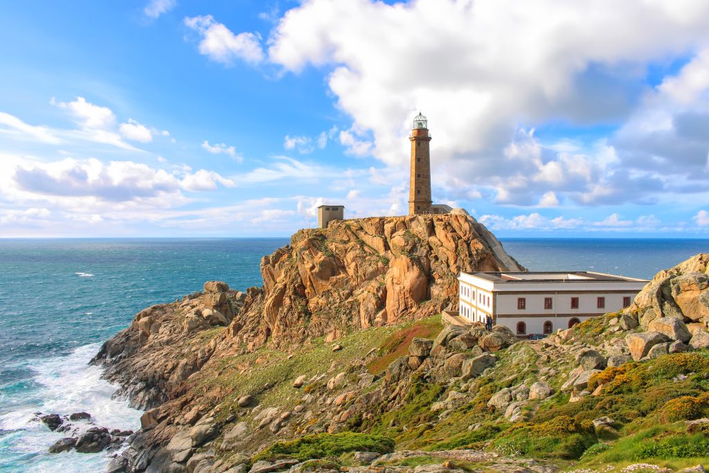 Il faro di Cabo Finisterre a picco sull'Oceano Atlantico