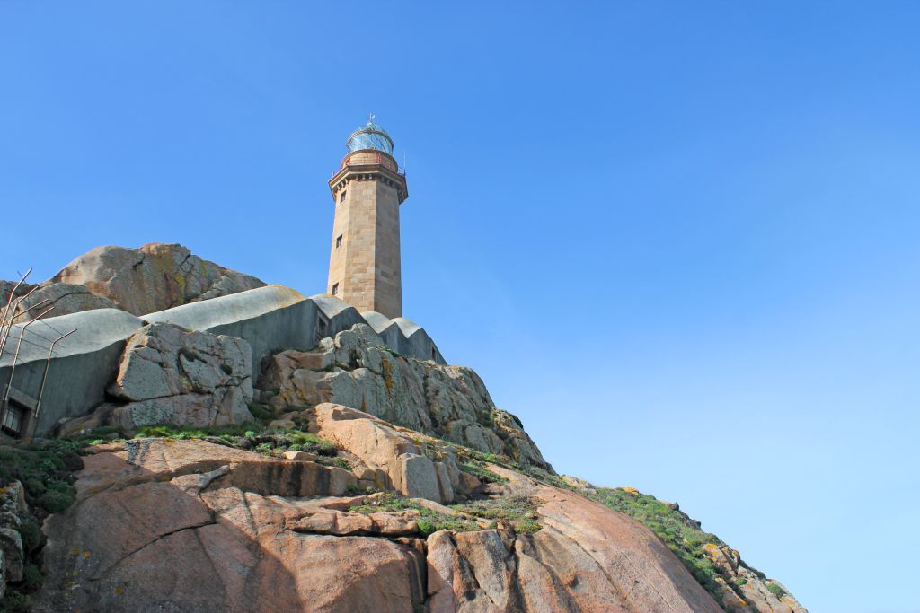 Vista sul faro lungo la costa atlantica
