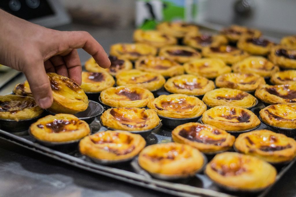 Pastéis de nata appena sfornati in una panetteria a Lisbona.