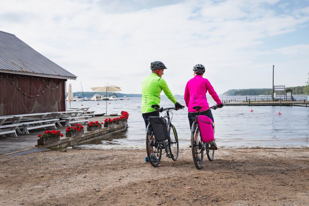 Due persone che osservano il mare da una banchina nell'arcipelago di Turku, Finlandia