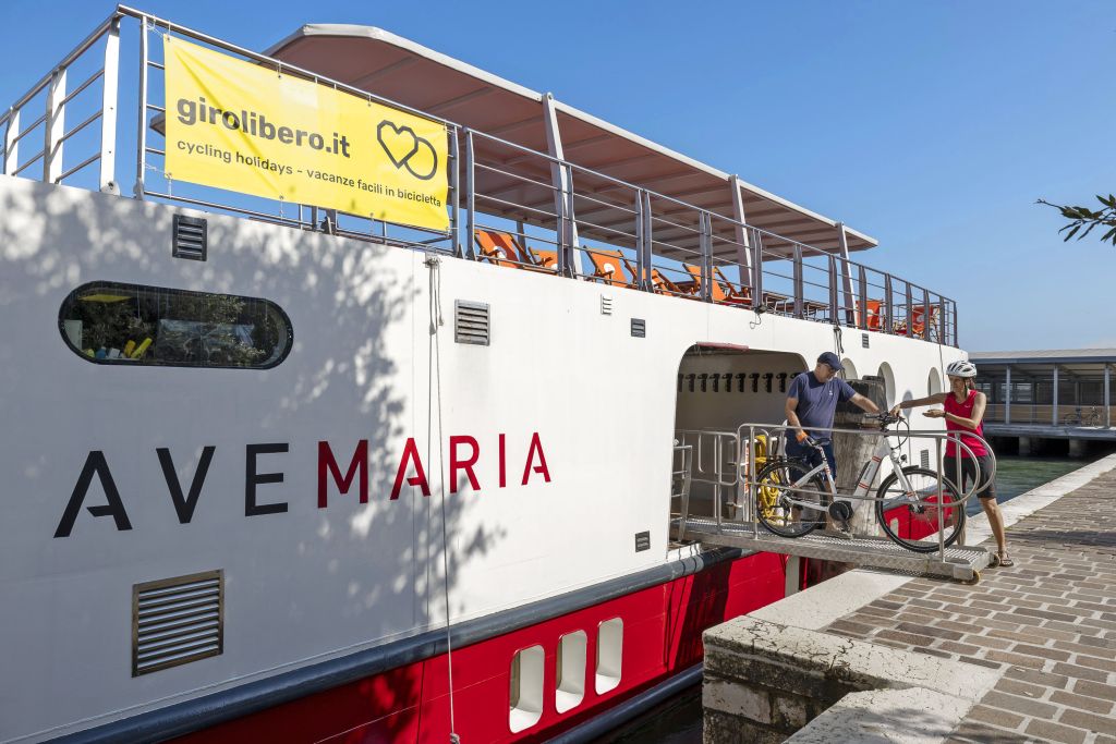Radfahrer entladen Fahrräder vom Schiff Ave Maria