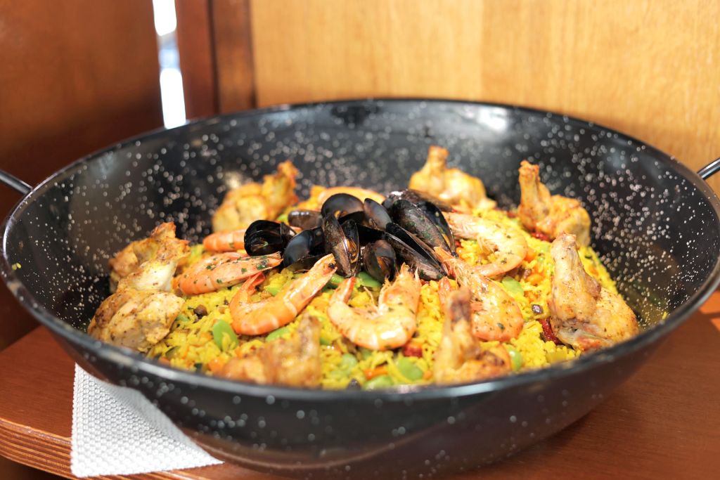 Grande padella di riso ai frutti di mare , cucina tradizionale, cena in barca