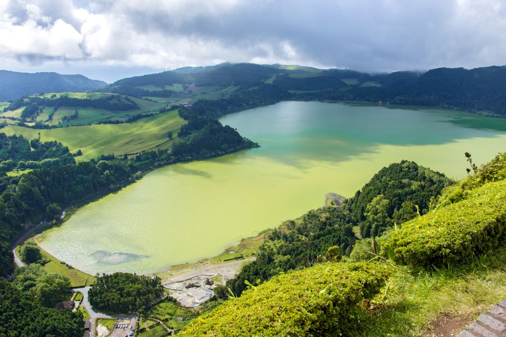 Vista dall'alto della Lagoa Verde e Lagoa Azul a Sete Cidades, São Miguel, Azzorre, vacanze trekking con Girolibero.