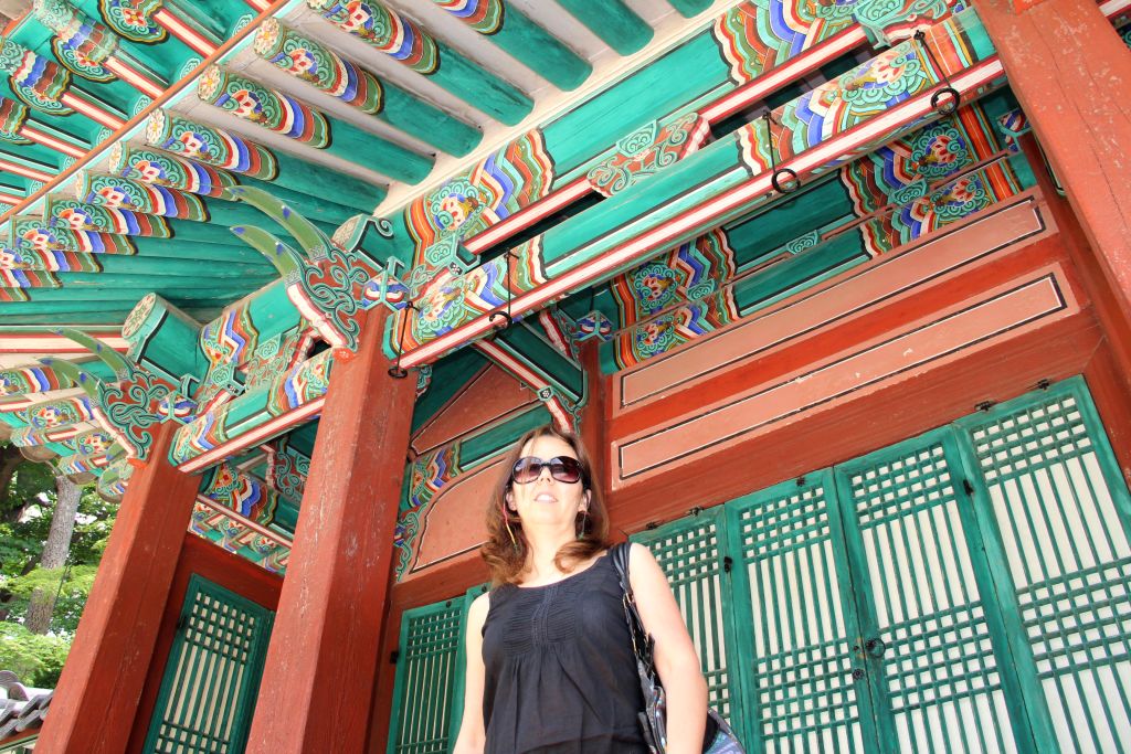 Dettaglio di un tempio tradizionale coreano con architettura colorata.