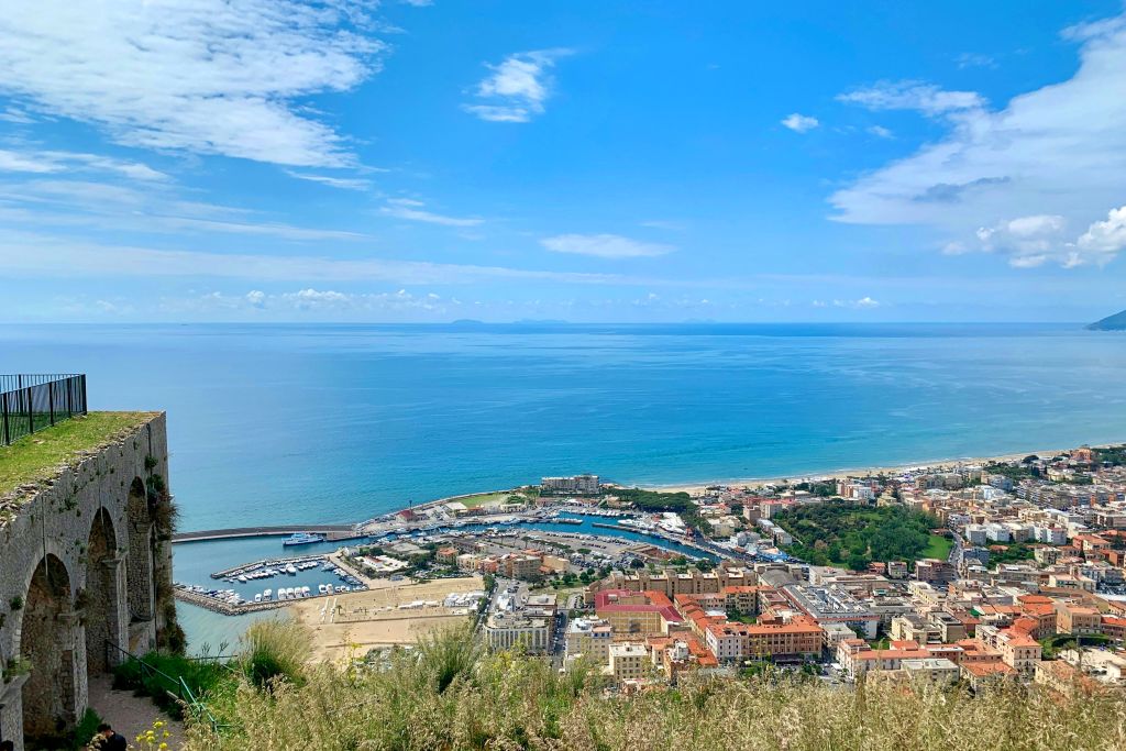 Veduta della città costiera di Terracina con mare e cielo azzurro, dominata dal Tempio di Giove Anxur.