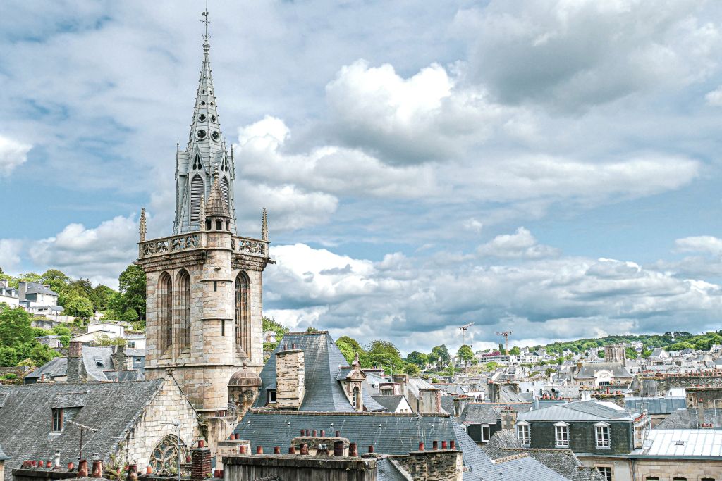 Campanile della chiesa di Saint-Mélaine a Morlaix, con tetti in ardesia e cielo nuvoloso sullo sfondo