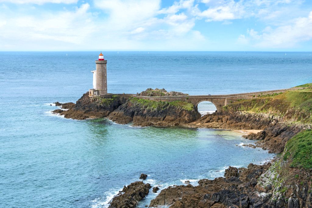 Faro di Petit Minou, situato su una scogliera che si affaccia sull'oceano Atlantico in Bretagna