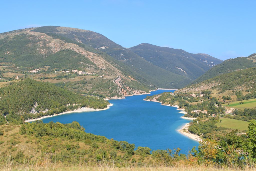 Veduta panoramica del Lago di Fiastra e dei Monti Sibillini, Marche.