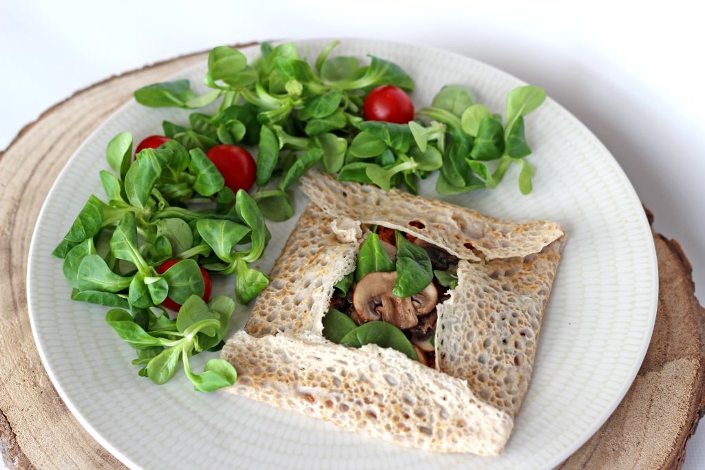 Crepes salate con insalata, pomodorini e funghi, piatto tipico della Bretagna.