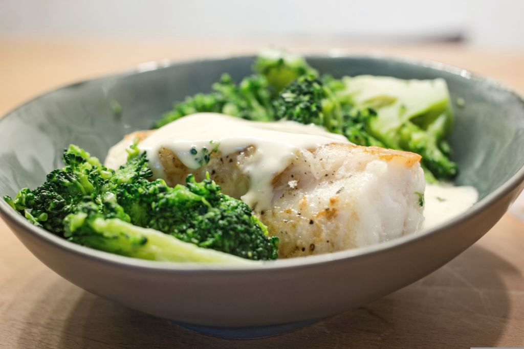 Piatto tipico gallese con pesce bianco e verdure fresche.