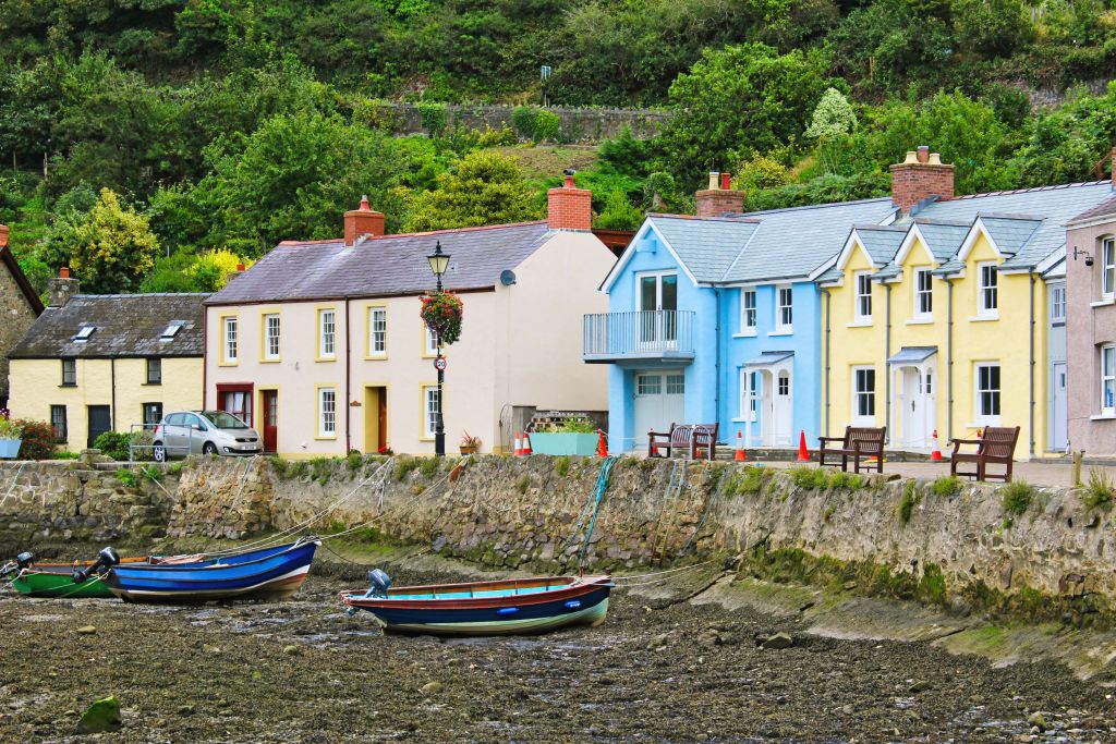 Case colorate fronte mare nel villaggio di Haverfordwest, Galles.