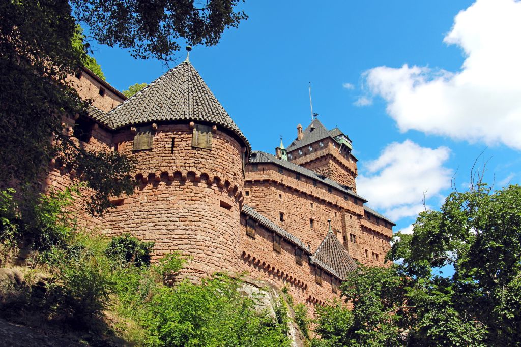 Veduta delle torri del castello di Haut-Koenigsbourg, Alsazia, contro il cielo azzurro.
