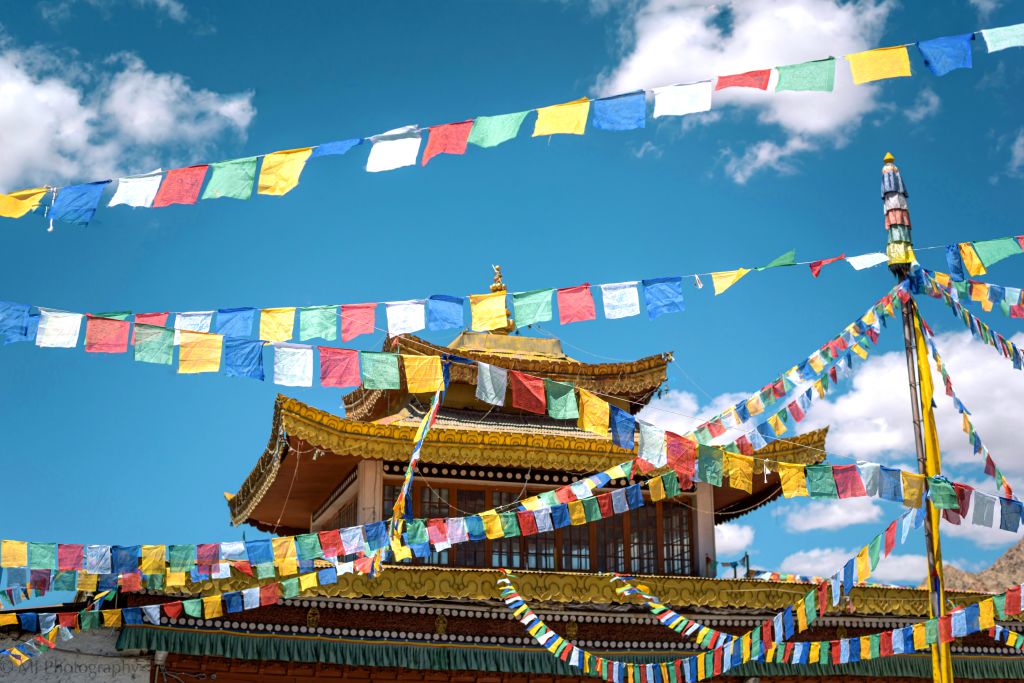 Bandiere tibetane colorate al vento presso un monastero buddista in Ladakh, India.