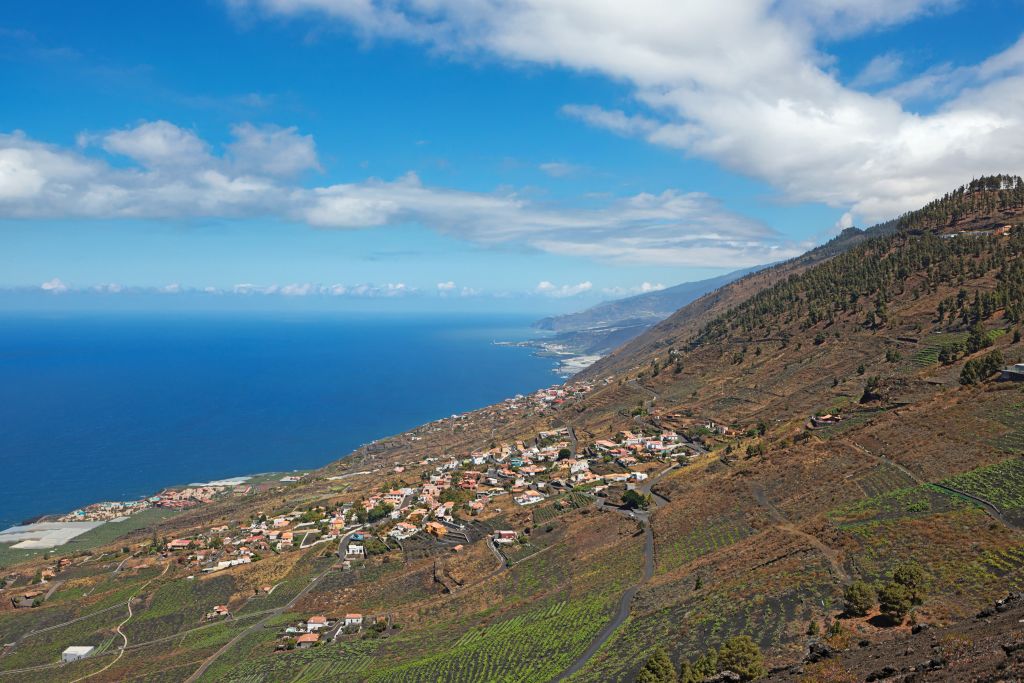 Panorama costiero dell'isola La Palma, con terrazzamenti e mare blu.