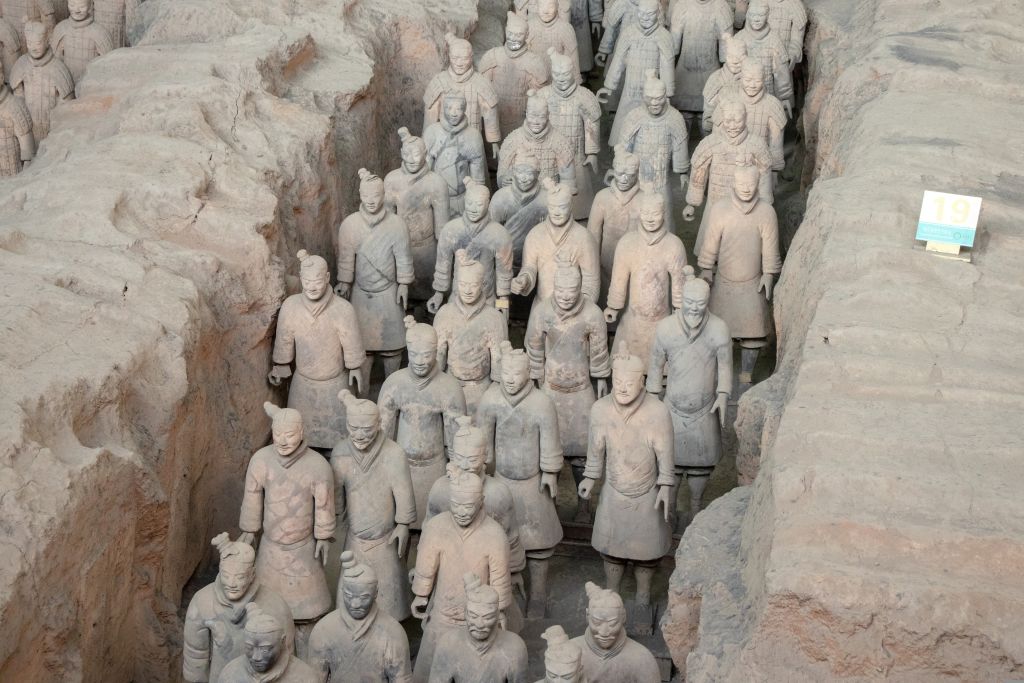 Statue dei guerrieri di terracotta nel sito archeologico di Xi’an, Cina.