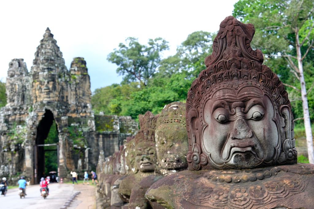 Statua khmer e Porta Sud di Angkor Thom con volti scolpiti, sito UNESCO vicino a Siem Reap