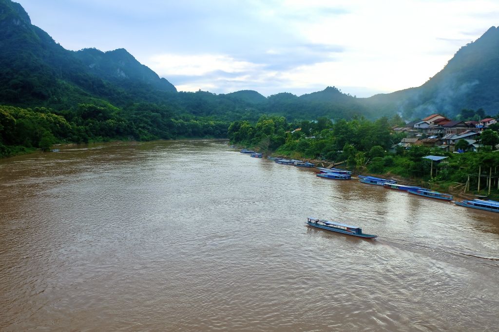 Veduta panoramica del fiume Nam Ou e delle montagne carsiche a Nong Khiaw, Laos