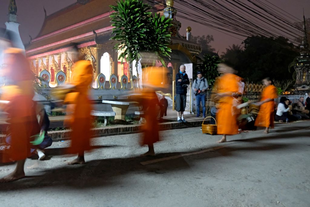 Monaci in processione notturna al That Luang Festival di Vientiane, Laos